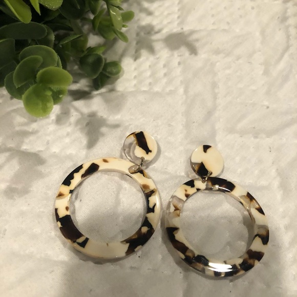 Gorgeous tortoise shell acrylic hoops earrings - Picture 2 of 2